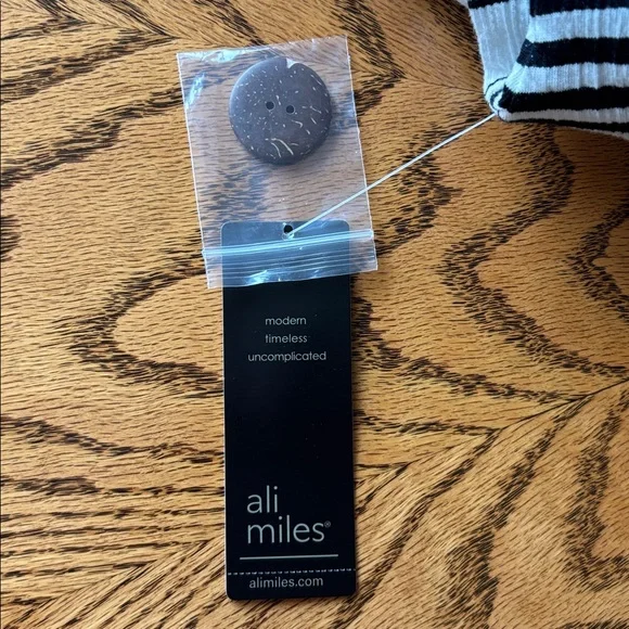 Ali Miles Black and White Striped Long Sleeve Top - Picture 7 of 8